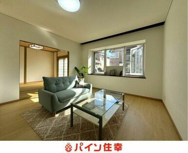 クロスや建具、床も交換して清潔感のある室内。