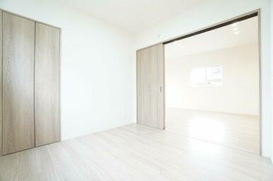 4.5帖洋室。リビングと三枚扉で繋がっています。小さいお子様の遊び場としても活躍しそうです。
