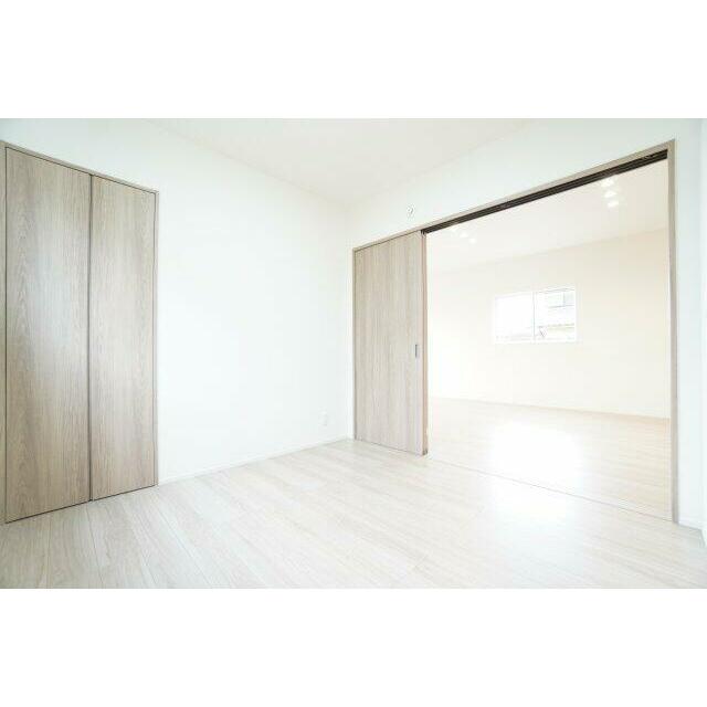 4.5帖洋室。リビングと三枚扉で繋がっています。小さいお子様の遊び場としても活躍しそうです。