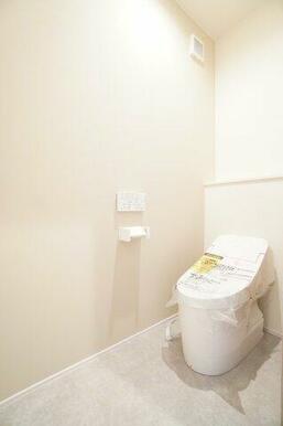 タンクレスタイプのトイレで見た目スッキリ♪清潔感もあります。