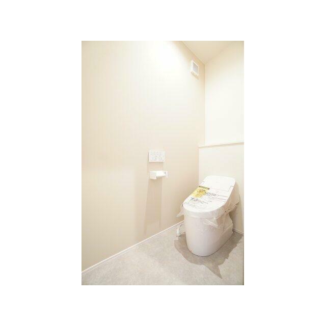 タンクレスタイプのトイレで見た目スッキリ♪清潔感もあります。