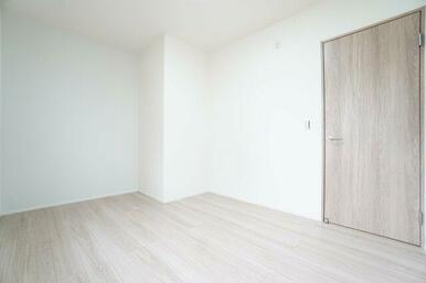 5.5帖洋室。アクセントクロスを使用することで部屋の雰囲気を明るくしています。