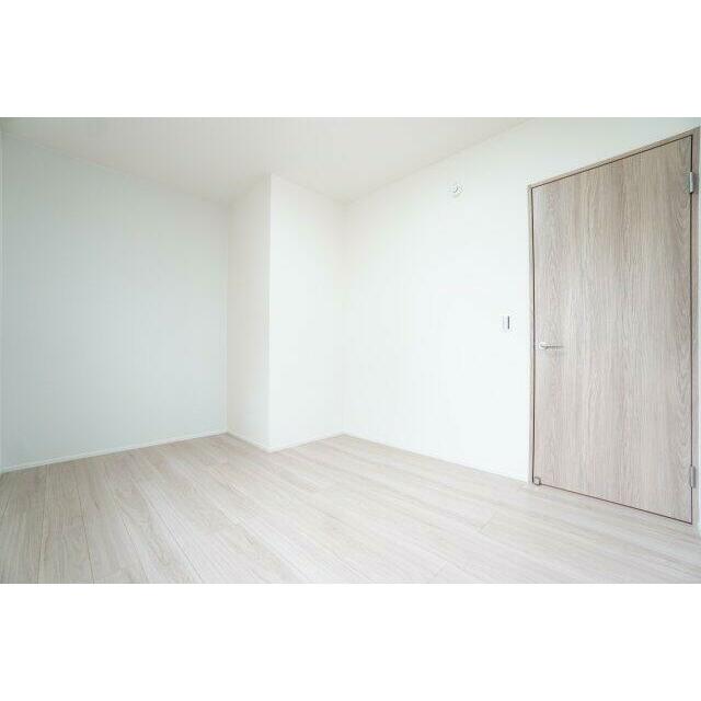 5.5帖洋室。アクセントクロスを使用することで部屋の雰囲気を明るくしています。