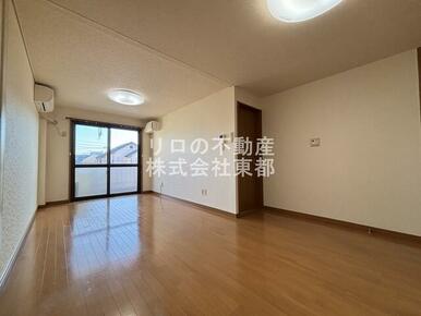 広いリビングでゆったりくつろげる憩いの空間♪