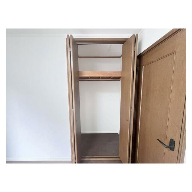 「2階南西側洋室」クローゼット付きです。