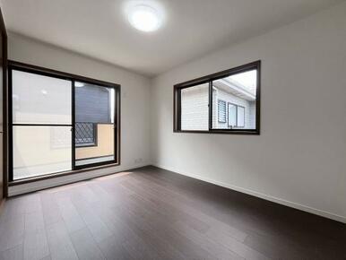 「2階北西側洋室」2面採光で日当たり良好です。