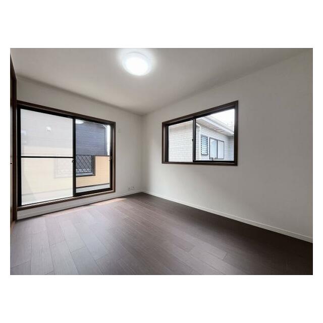 「2階北西側洋室」2面採光で日当たり良好です。