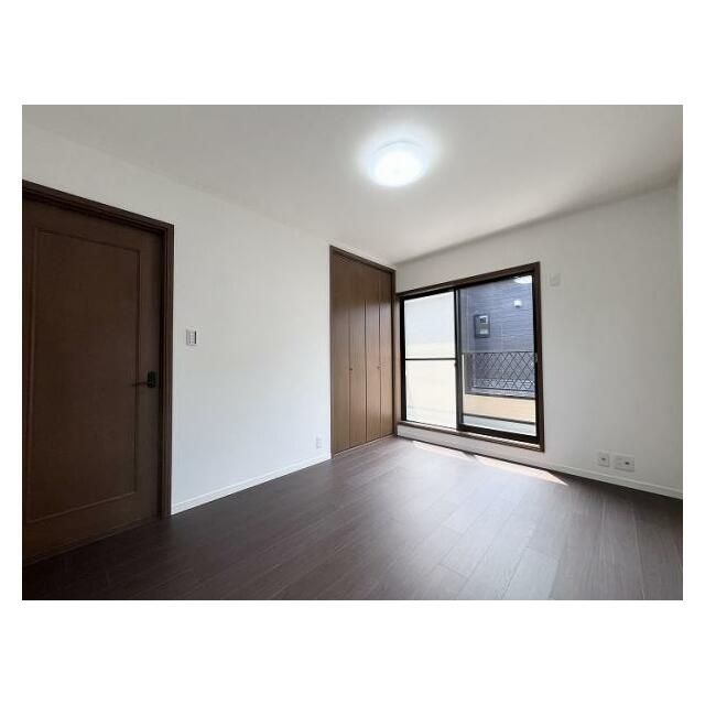 「2階北西側洋室」約6帖の洋室です。