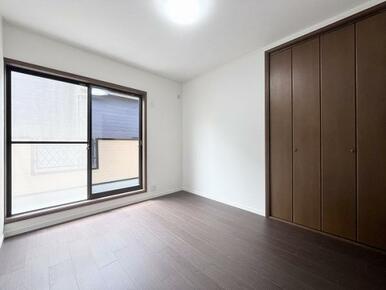 「2階南西側洋室」約5.2帖洋室です。