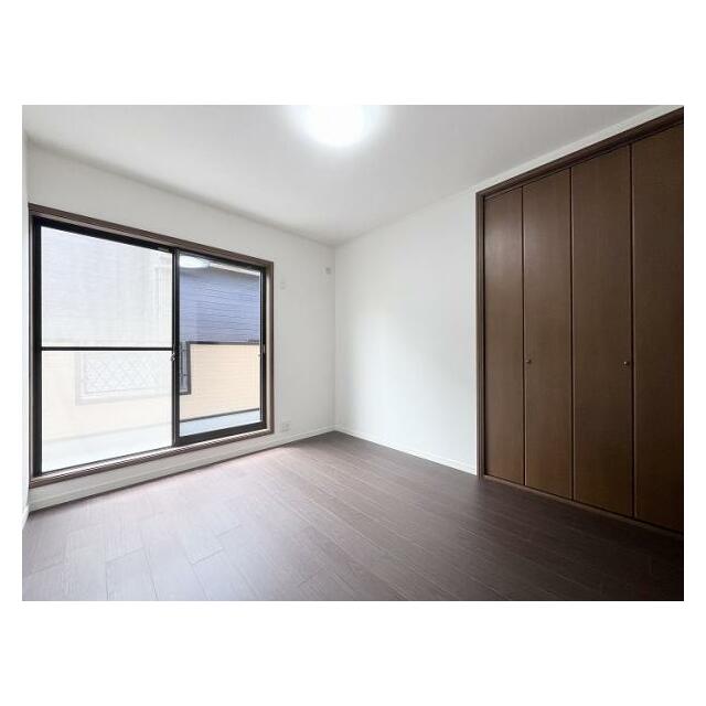 「2階南西側洋室」約5.2帖洋室です。