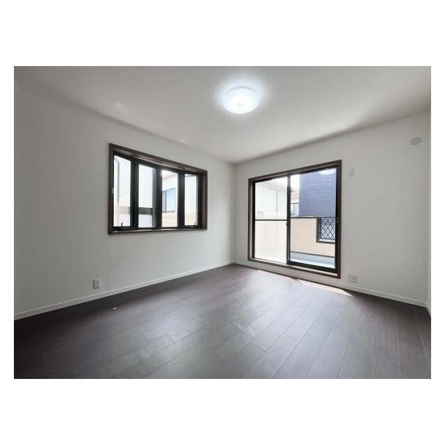 「2階南側洋室」2面採光で日当たり良好です。