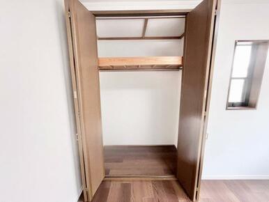 「2階南側洋室」クローゼット付きです。