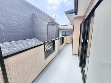 「バルコニー」洋室3部屋と隣接しております。