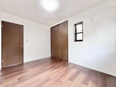 「2階南側洋室」約5.6帖の洋室です。