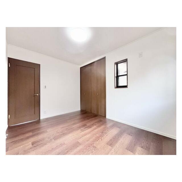 「2階南側洋室」約5.6帖の洋室です。