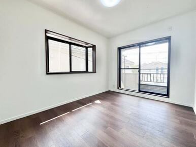 「2階東側洋室」2面採光で日当たり良好です。