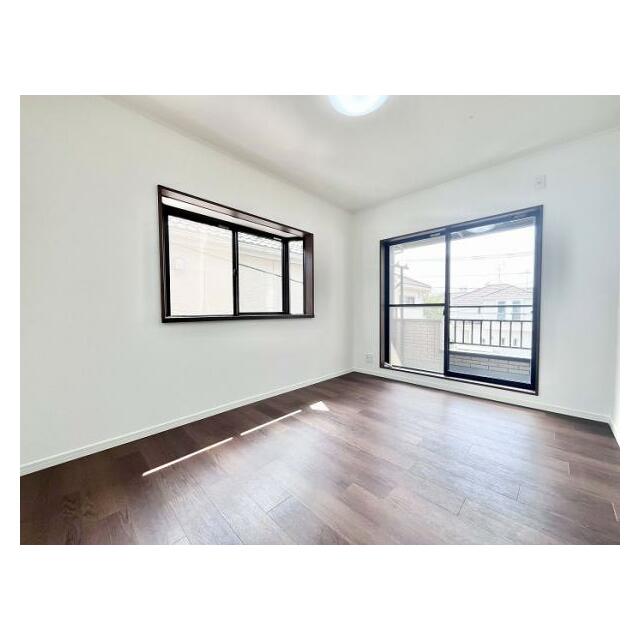 「2階東側洋室」2面採光で日当たり良好です。