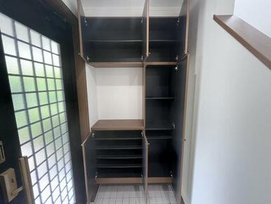 「玄関」広々としたシューズボックスがあります。