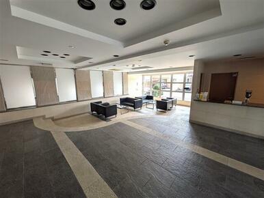 エントランスの様子。南から日差しが差し込みます。