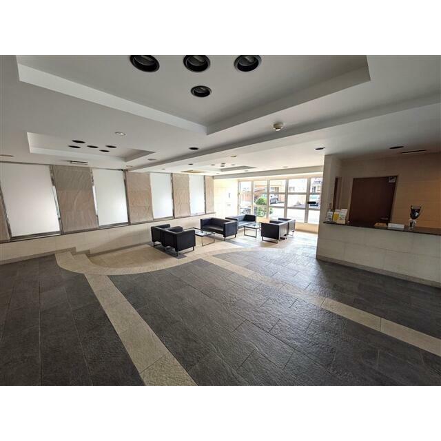 エントランスの様子。南から日差しが差し込みます。