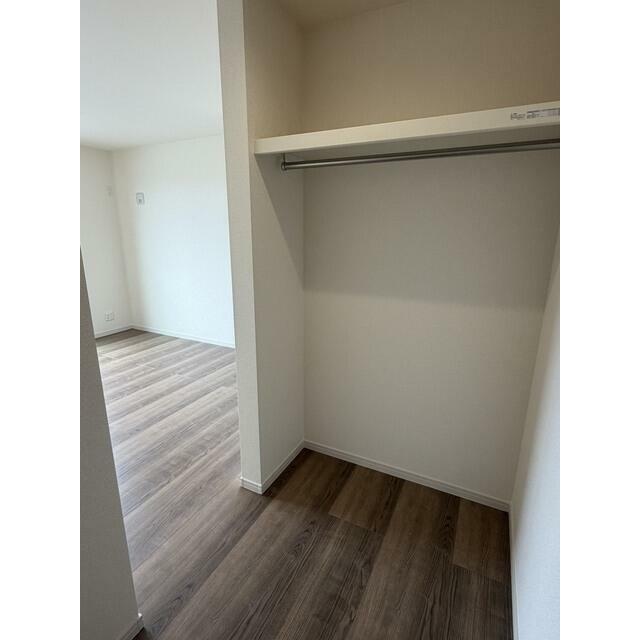 空間の使い方はいろいろ。服だけでなくさまざまなアイテムの収納にも◎（1号棟）