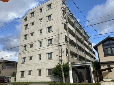 ６階建てのマンションは、住宅地の中では目立ちます。