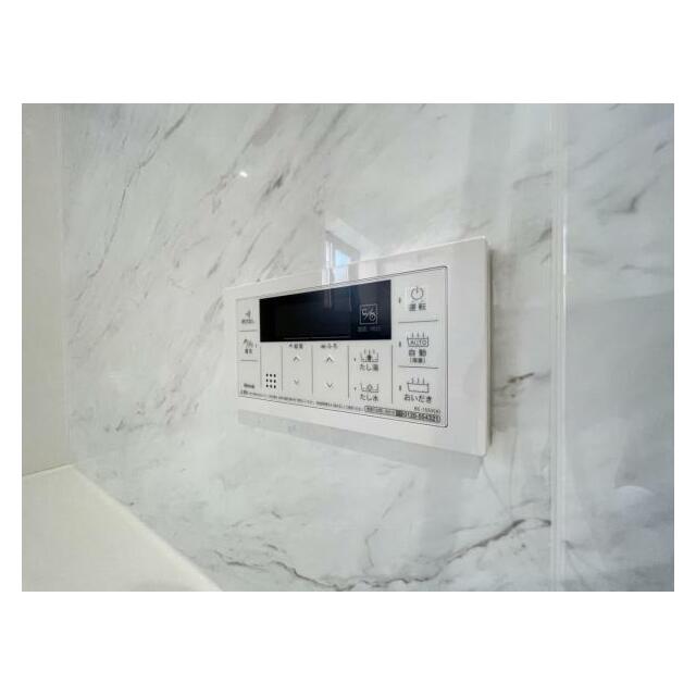 ボタンひとつでお湯張りや追い焚き、温度調整までしてくれる便利なオートバス機能付き