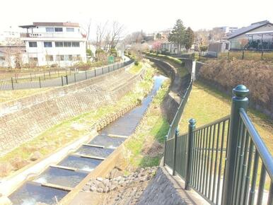 建物北側の湯殿川です。静かな環境で新生活をスタートしませんか？