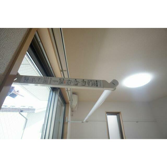 【洋室】雨の日や花粉の季節に便利な室内物干しです。