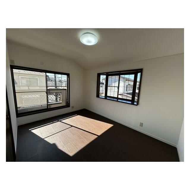 2階洋室約6帖、別角度から