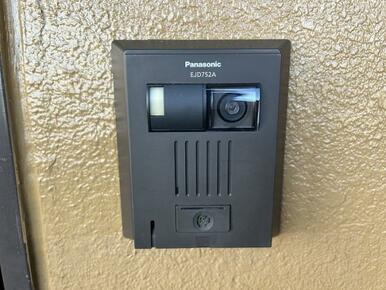 玄関前インターホン付き