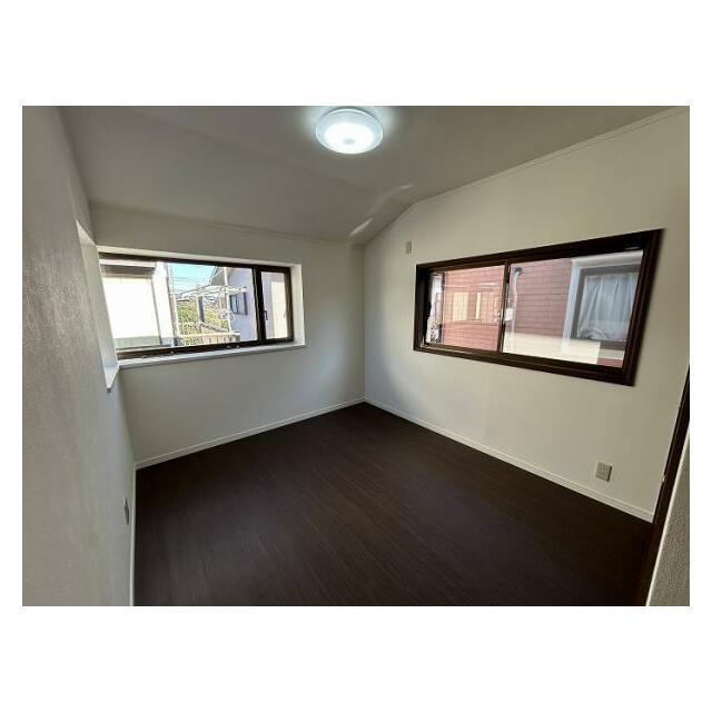 2階洋室約5.6帖、別角度から