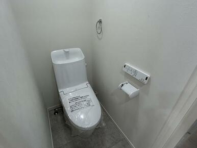 トイレは新品交換とCF交換やクロス張替えをおこないました