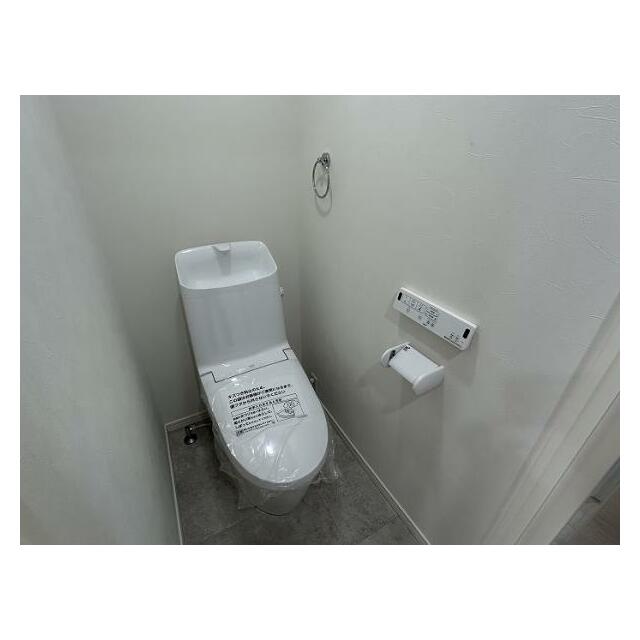 トイレは新品交換とCF交換やクロス張替えをおこないました