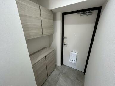 玄関は下駄箱新品交換とフロアタイル上張りや照明交換と新設をおこないました