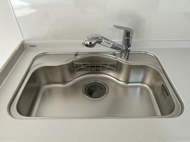 システムキッチンシンクは水栓一体型浄水器付きです