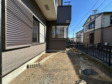 お子さまの遊び場やガーデニングに最適なお庭付き