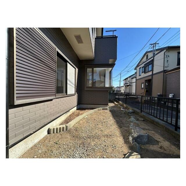 お子さまの遊び場やガーデニングに最適なお庭付き