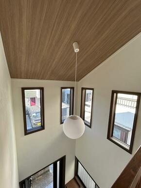 天井アクセントが空間にメリハリを与え、洗練された印象を演出