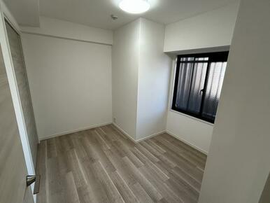 西側洋室は窓枠シート張りとフローリング張替をおこないました