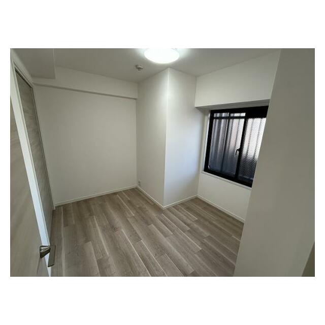 西側洋室は窓枠シート張りとフローリング張替をおこないました