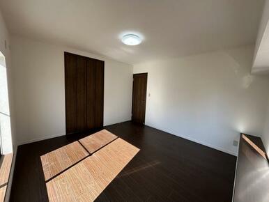 2階洋室約8帖、別角度から