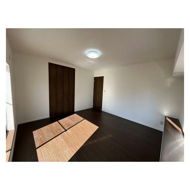 2階洋室約8帖、別角度から