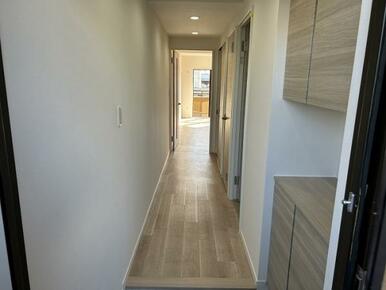 ホールはフローリング張替とクロス交換や照明交換及び新設しました