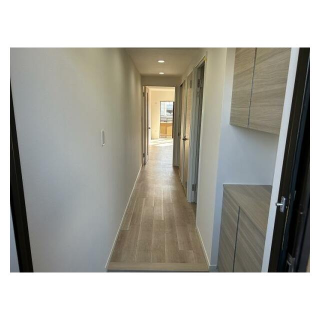 ホールはフローリング張替とクロス交換や照明交換及び新設しました