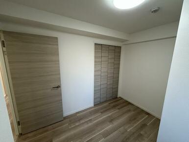 西側洋室は入口ドア交換とクローゼット交換やクロス張替えをおこないました