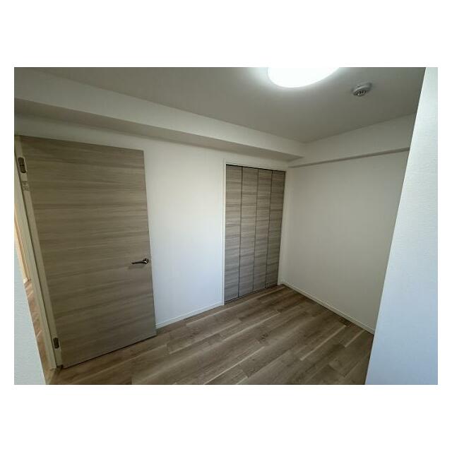 西側洋室は入口ドア交換とクローゼット交換やクロス張替えをおこないました