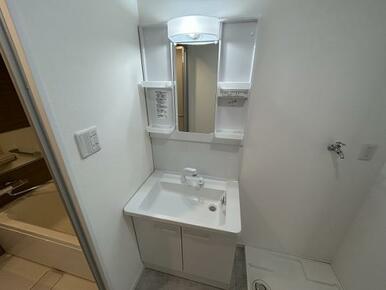 洗面化粧台は新品交換をおこないました