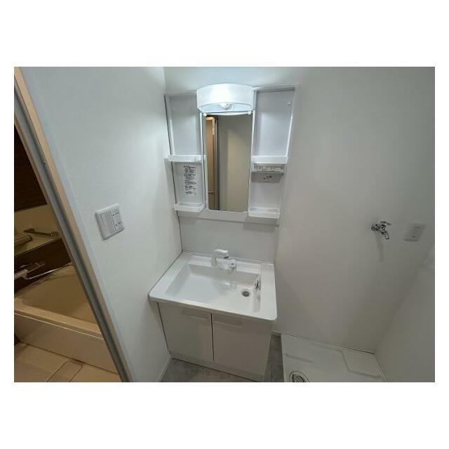 洗面化粧台は新品交換をおこないました