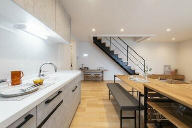 天板とシンクに人造大理石を使用。耐熱性、耐久性に優れたキッチンです。